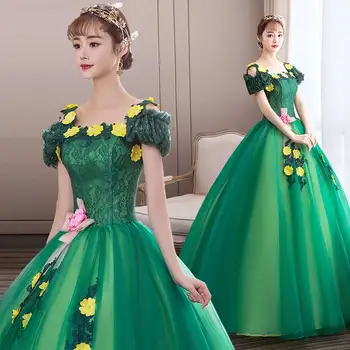 Noi iarba verde doamnă dulce fata femei printesa de onoare banchet petrecere rochie de bal rochie