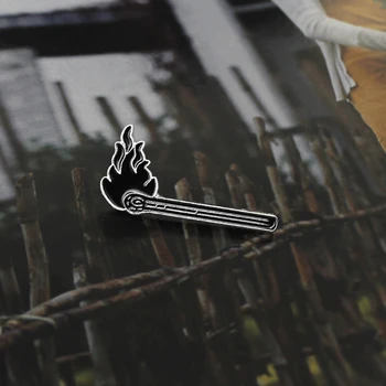 Negru Chibrit Aprins Brosa Mijloace De Iluminat În Întuneric Sper Pin De Metal Moda Bijuterii Haine Rucsac Pin Bijuterii Cele Mai Bune Cadouri